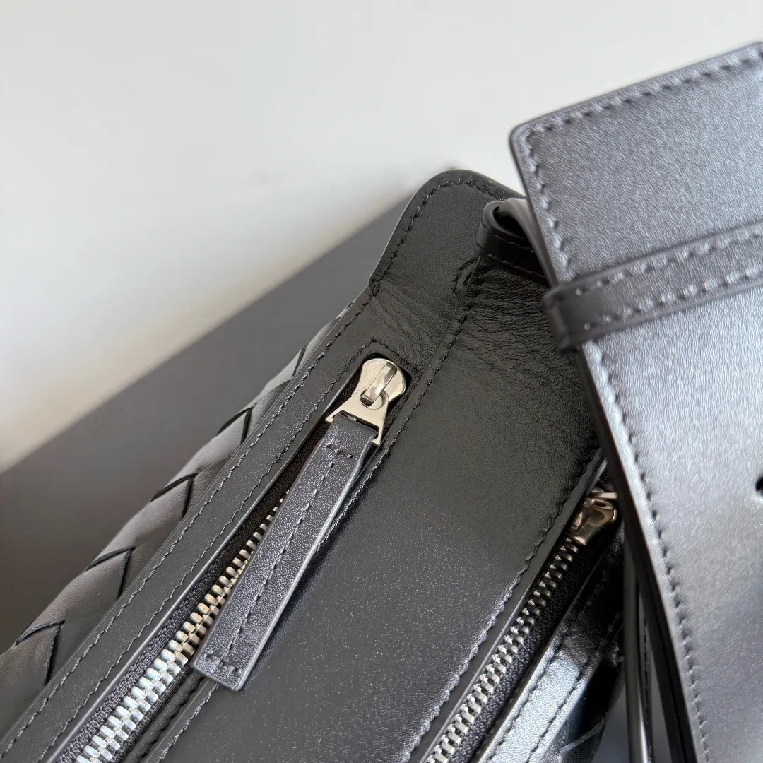 Batch 1920 🎁BOTTEGA VENETA new woven Tribeca handbag Double zipper design + super clear inner layering, sufficient capacity without clutter; small items can be stored in an orderly manner for daily commuting and short trips 🗂 Equipped with a comfortable wide shoulder strap, it can be worn on the shoulder, crossbody, or in the hand, and the carrying method is super flexible. Style number: 836016 Size: 30.5*20*9cm Color: black